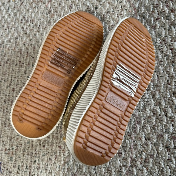 Woman's size 7.5 sneakers - Picture 2 of 3